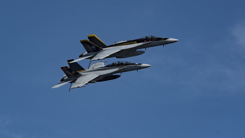 Avion f18 hornet pixa 850x478