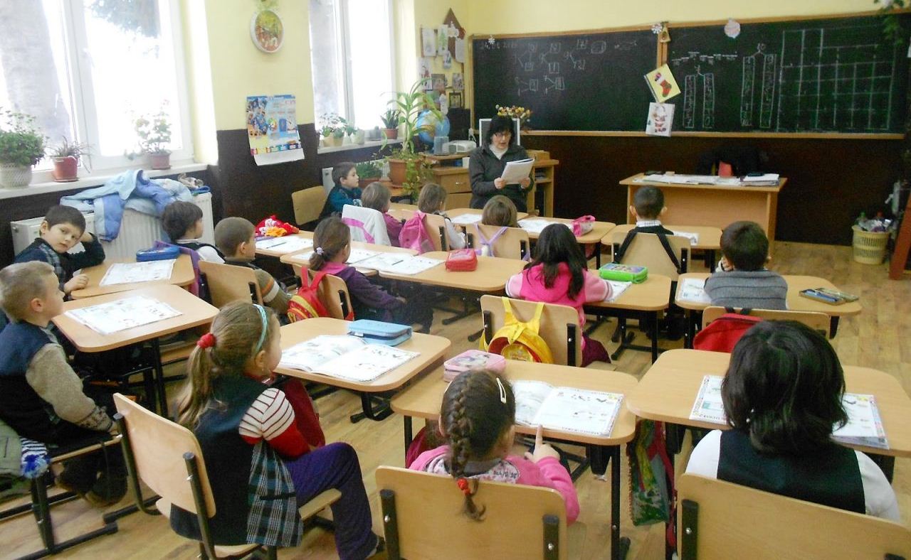 Școlile din România trebuie să se pregătească pentru căderea dronelor. Ce indicații conține ghidul lansat de DSU, sub coordonarea lui Raed Arafat
