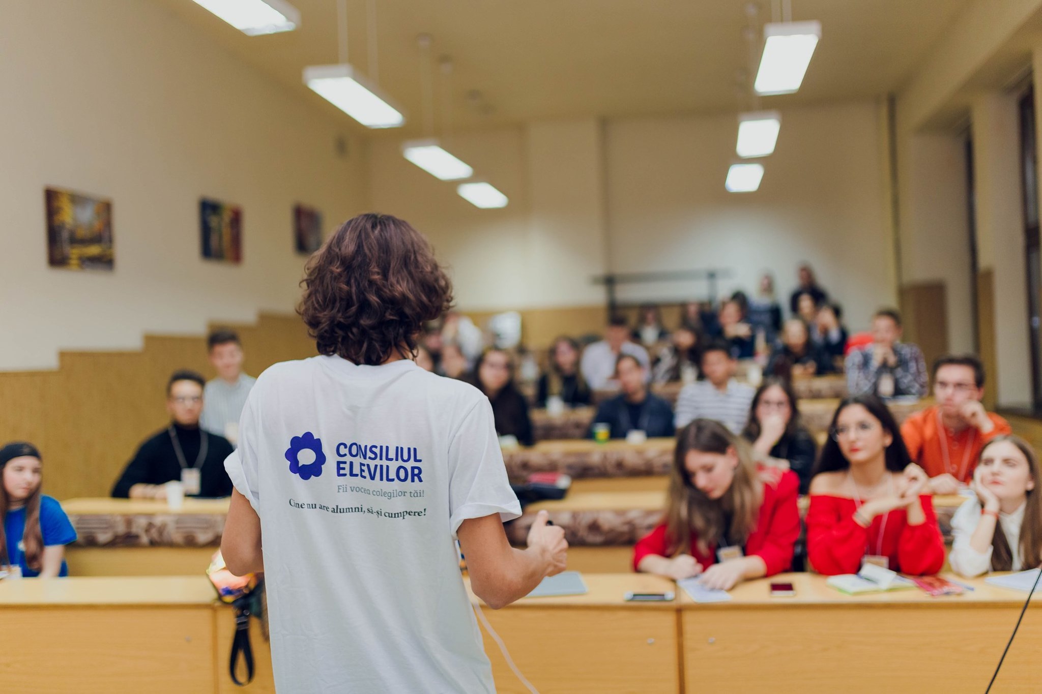 Elevii sunt chemați să vină îmbrăcați în negru la școală pe 28 septembrie, în semn de protest față de uniforma obligatorie: „Educația nu se repară la croitorie”