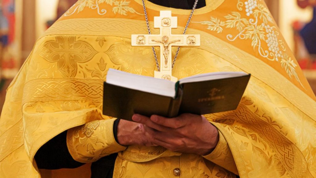 Dosar penal pentru un preot din neamt a ramas si fara dreptul de a sluji dupa ce si a batut sotia si copilul de doua ori in aceeasi zi