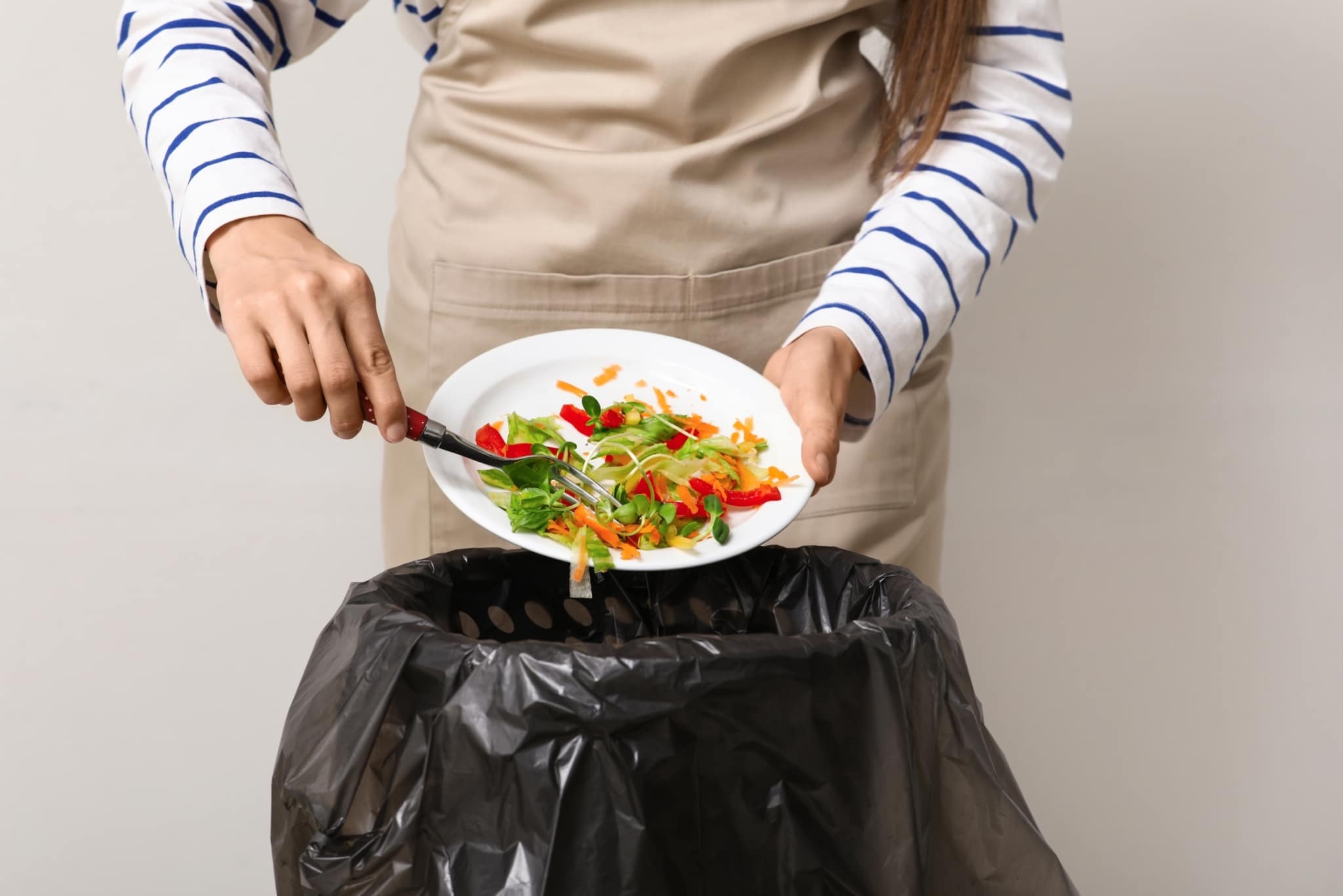 Câtă mâncare arunci fără să-ți dai seama? România este pe locul 5 în Europa la risipă, iar anual sunt aruncate 3,4 milioane de tone de alimente
