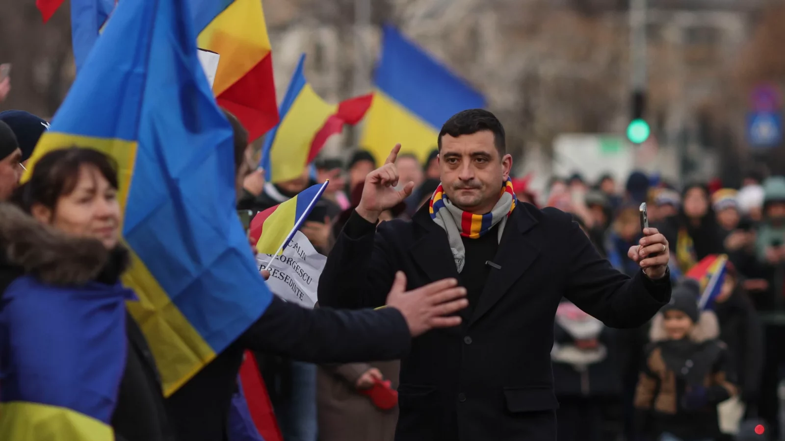 10.000 de lei amendă pentru oficialii care nu sărută steagul României de Ziua Drapelului. Ce prevederi noi aduce un proiect de lege AUR, susținut de PSD și PNL