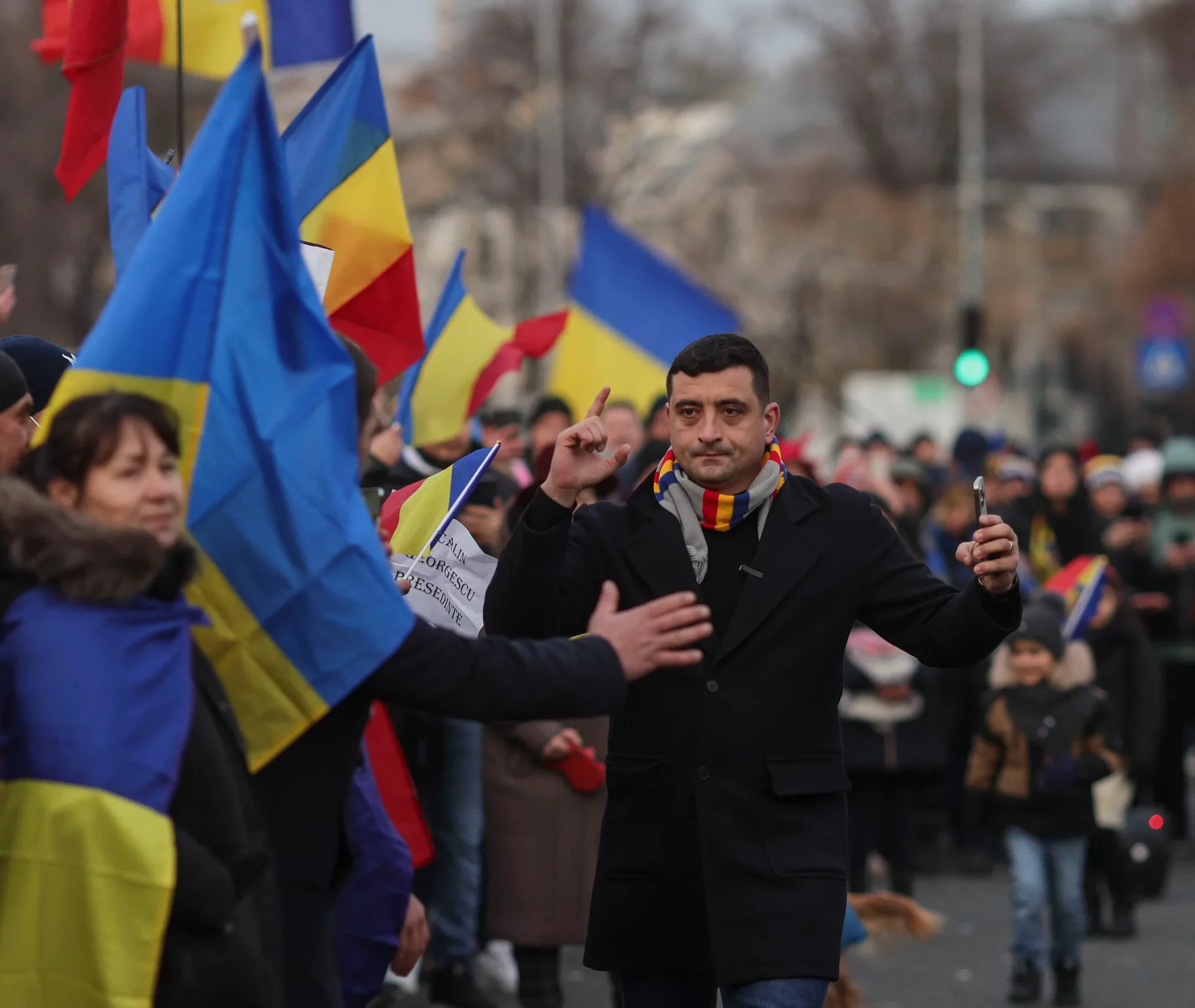 10.000 de lei amendă pentru oficialii care nu sărută steagul României de Ziua Drapelului. Ce prevederi noi aduce un proiect de lege AUR, susținut de PSD și PNL