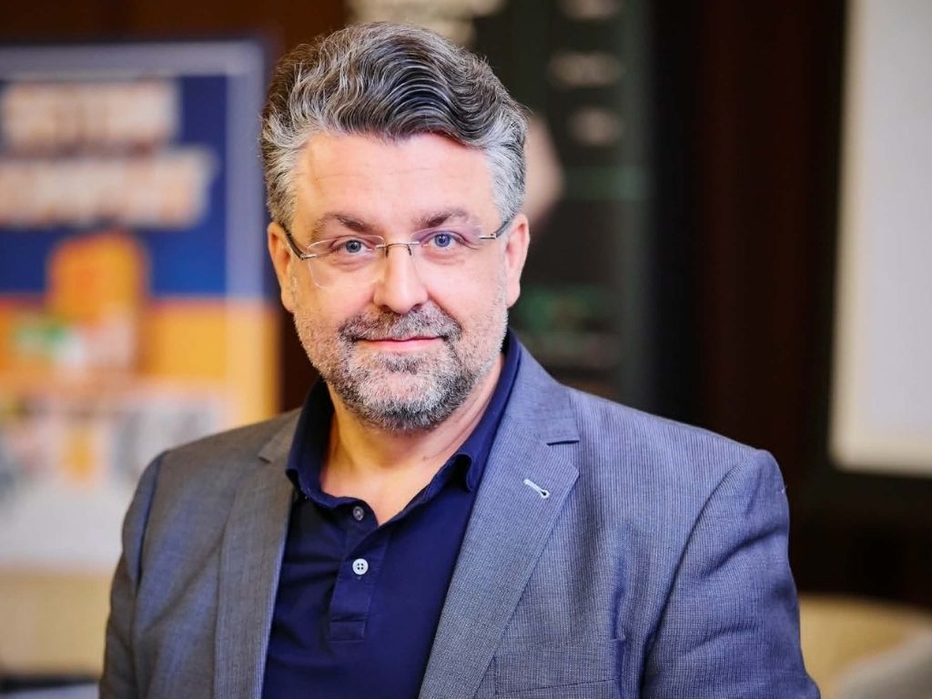 Marius Luican, la 6 ani de Aleph News: „Algoritmul știe ce vrei să vezi. Pot să am o poză și un nume de candidat și 10 milioane de programe de guvernare diferite”. Cum poate A.I.-ul să livreze fiecărui alegător un alt politician