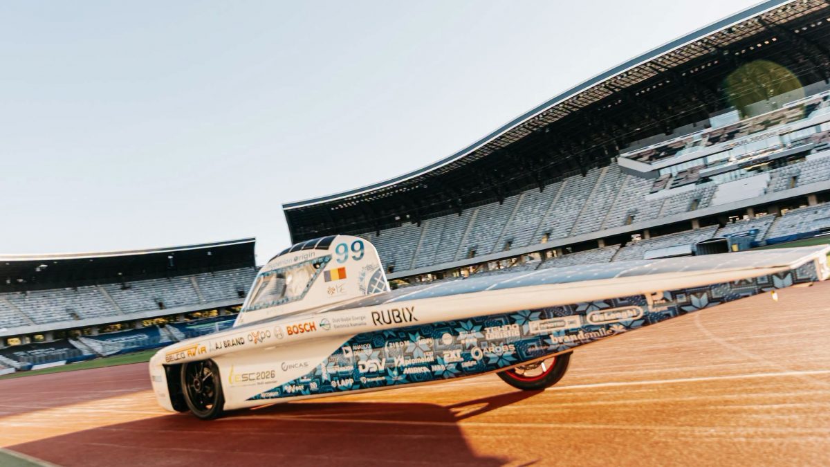 Studenții clujeni au construit o mașină pe energie solară. Cluj Arena a devenit circuit pentru testarea vehiculului SOLIS