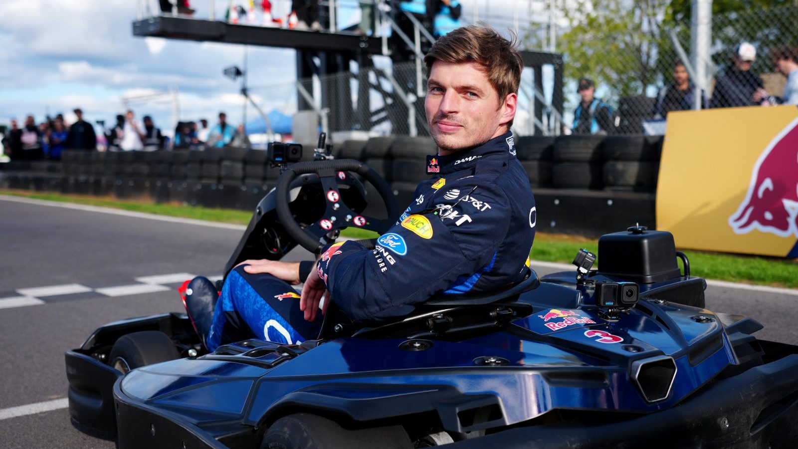 Max Verstappen a câștigat o cursă de karting demonstrativă la Silverstone în care a plecat de pe locul 101
