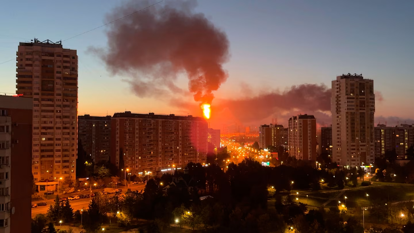 Ucraina a lansat cel mai mare atac cu drone asupra Moscovei de până acum, în ultima zi a alegerilor din Rusia. Cel puțin doi morți și sute de oameni evacuați