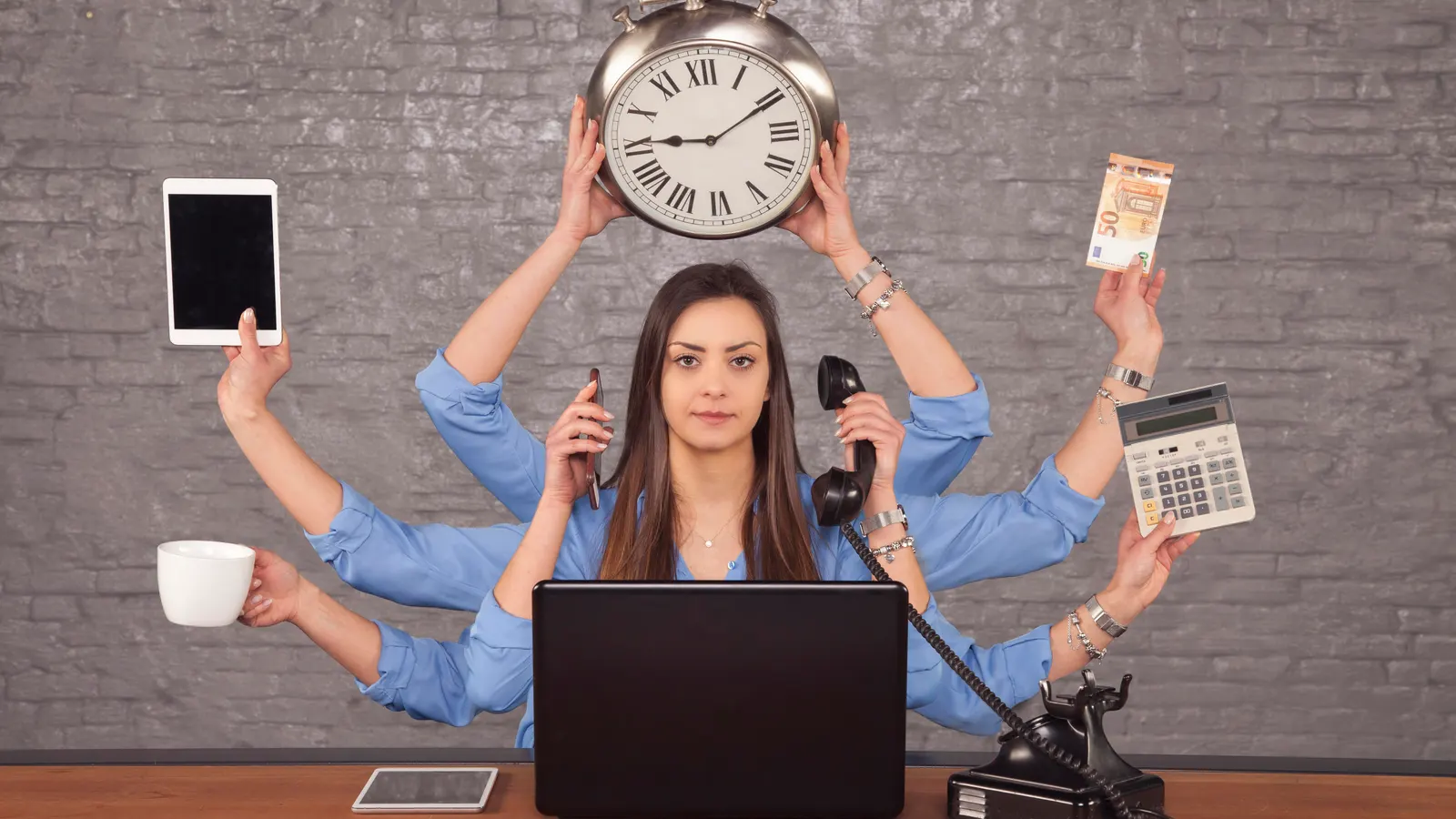 Multitaskingul ne face să credem că suntem mai productivi. Ce se întâmplă, de fapt, în creier