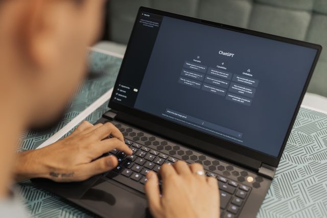 ChatGPT atrage 76% din utilizatorii A.I. din România, arată datele Semrush pentru iulie