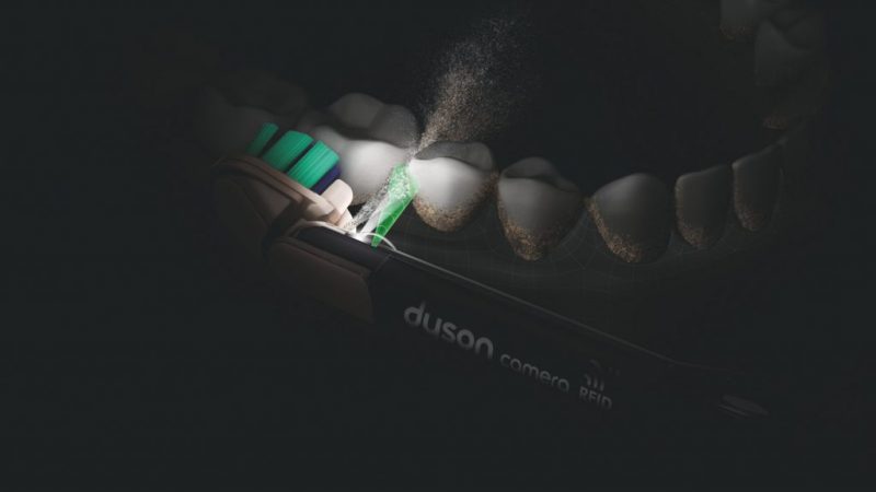 Dyson lansează o periuță de dinți cu cameră care filmează în timp real în interiorul gurii