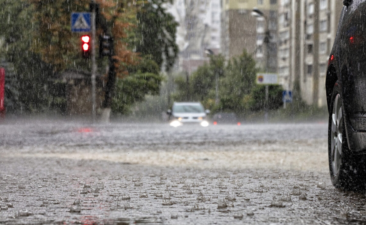 Vremea se răcește brusc în România. ANM anunță ploi, lapoviță și ninsoare în următoarele zile