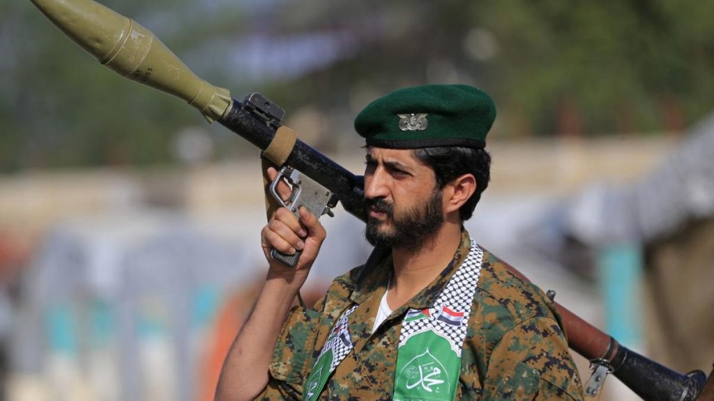 Rebelii houthi avanseaza fulgerator si ocupa o insula cheie in marea rosie militia yemenita controleaza acum stramtoarea bab el mandeb
