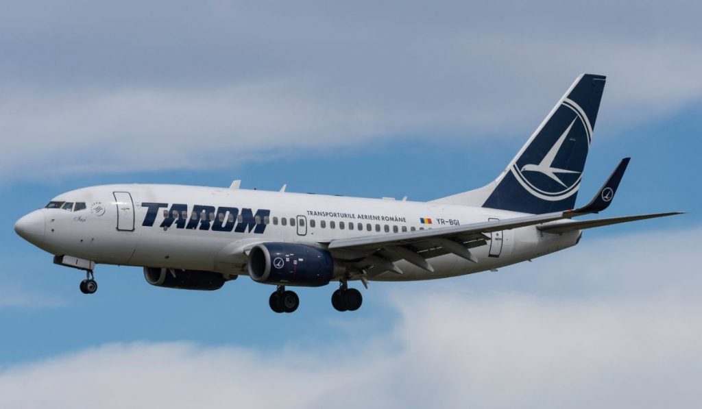 TAROM introduce în flotă prima aeronavă Boeing 737 MAX 8, botezată „Mircea Lucescu”
