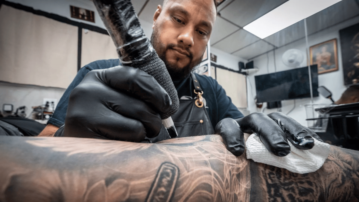 A.I schimbă felul în care alegem tatuajele. Artiștii transformă ideile digitale în desene pentru piele