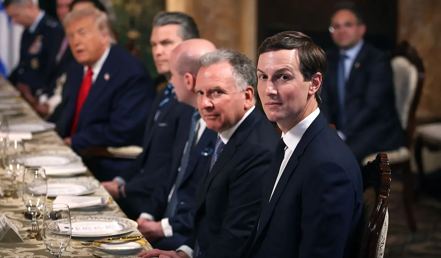 Emisarii lui Trump, Witkoff și Kushner, vor călători în Rusia și Ucraina în acest weekend, pentru a relansa negocierile de pace. Va fi prima lor vizită la Kiev de la începutul războiului