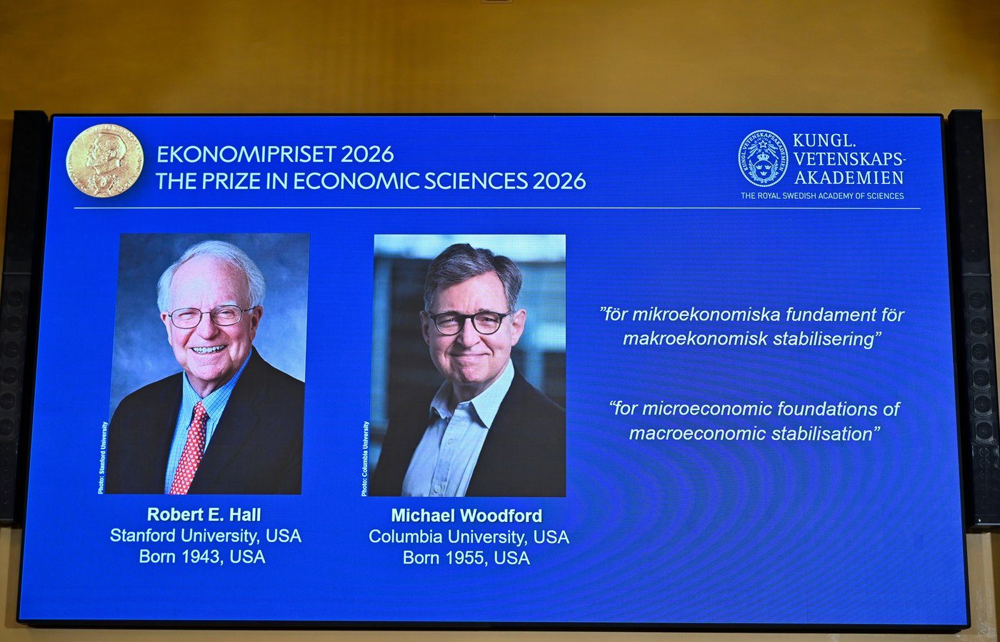 Robert Hall și Michael Woodford au câștigat Premiul Nobel pentru Economie 2026. Cercetările lor ajută guvernele să gestioneze inflația și crizele economice