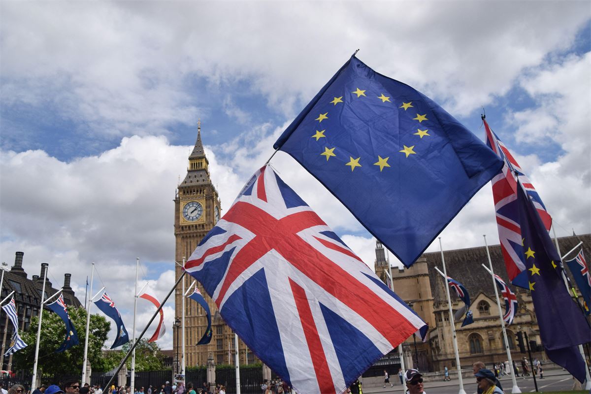 Marea Britanie și Uniunea Europeană organizează un Summit pentru relansarea relațiilor post-Brexit, pe 20 noiembrie. Premierul britanic ia în calcul inclusiv reintrarea în UE