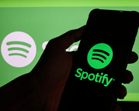 Industria muzicală se confruntă cu o nouă revoluție tehnologică. Spotify a eliminat 75 de milioane de piese A.I. considerate spam în ultimul an