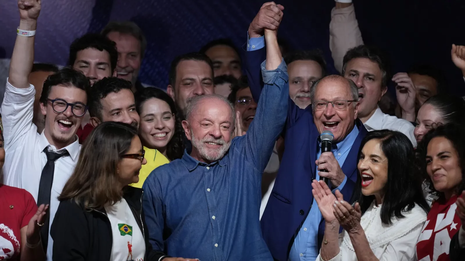Lula da Silva câștigă al patrulea mandat de Președinte al Braziliei, cu 51,79% din voturi. Flávio Bolsonaro cere anularea alegerilor