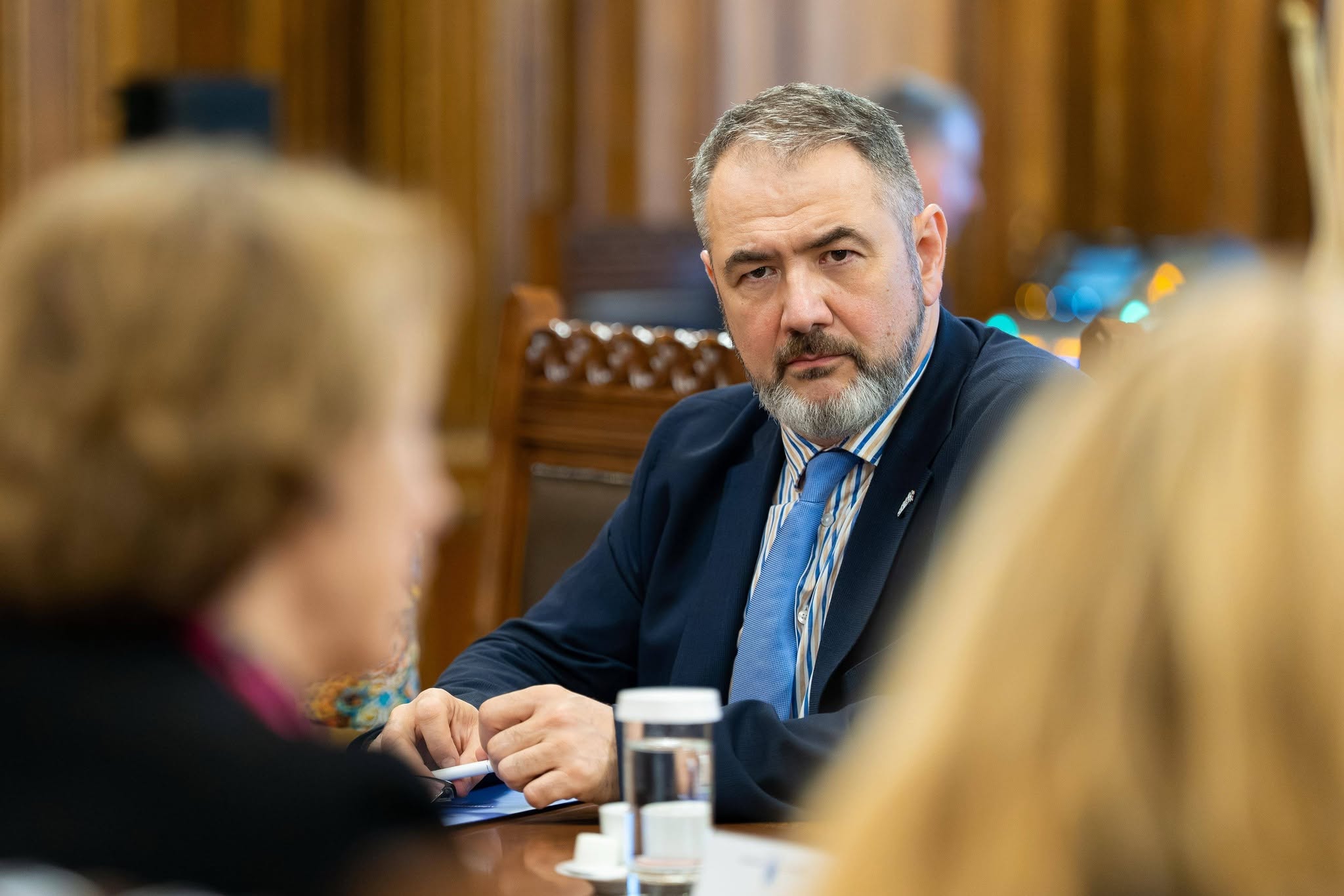Un elev de 15 ani a atacat doi colegi cu o macetă într-un liceu din Pitești. Incidentul vine la trei zile după atacul din Bistrița. Ce măsuri propune noul Ministru al Educației