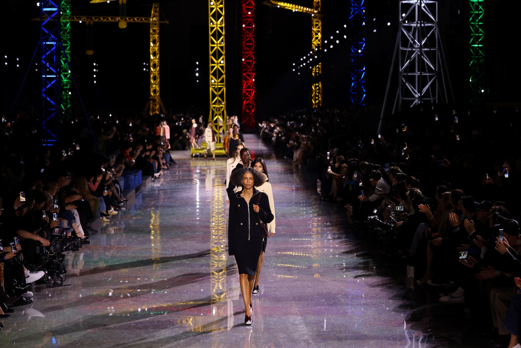 Luxul pierde clienți, dar creatorii mizează pe pantofi. Paris Fashion Week mizează pe încălțăminte spectaculoasă pentru a readuce moda în atenția cumpărătorilor