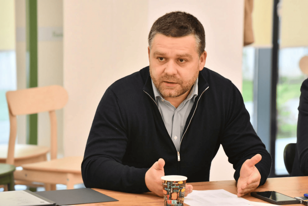 Mașinile poluante ar putea avea acces restricționat în centrul Bucureștiului începând cu 1 noiembrie 2027 Ce norme Euro sunt vizate în fiecare etapă și când ajung restricțiile în tot orașul