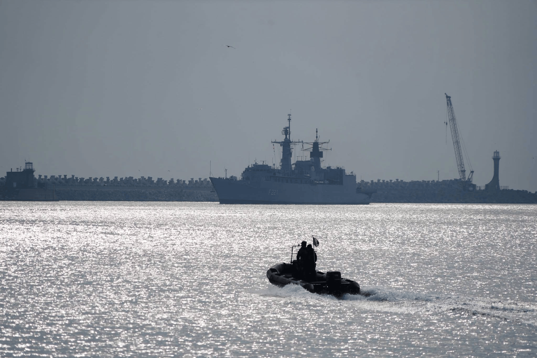 O navă comercială sub pavilionul Insulelor Comore s-ar fi scufundat în Marea Neagră, la 13 mile marine de Portul Constanța: Nouă răniți și trei dispăruți
