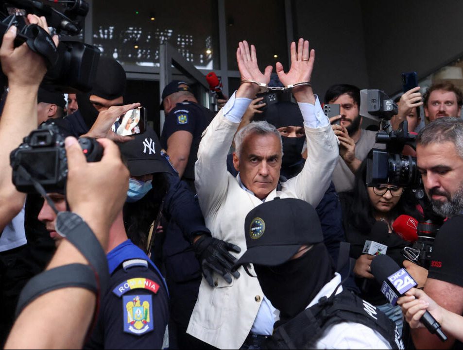 George Simion anunță „mobilizare generală” pentru Călin Georgescu. Susținătorii fostului candidat protestează în mai multe orașe din România, inclusiv în București, în fața Arestului Central