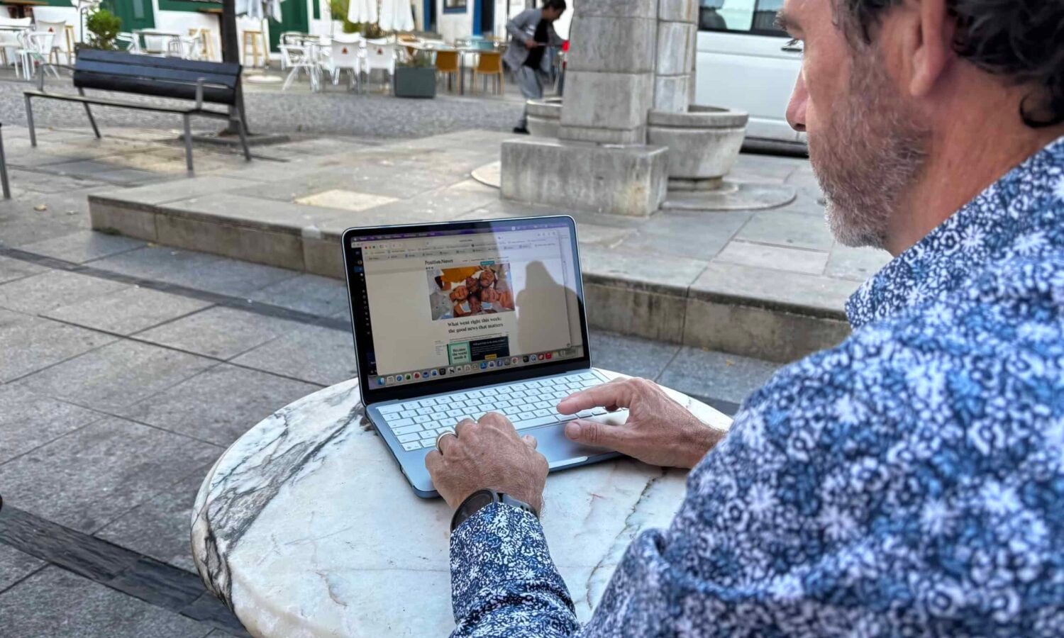 Experiment: Poți trăi cu adevărat fără știri negative? Un jurnalist britanic a petrecut un weekend întreg citind doar jurnalism orientat spre soluții