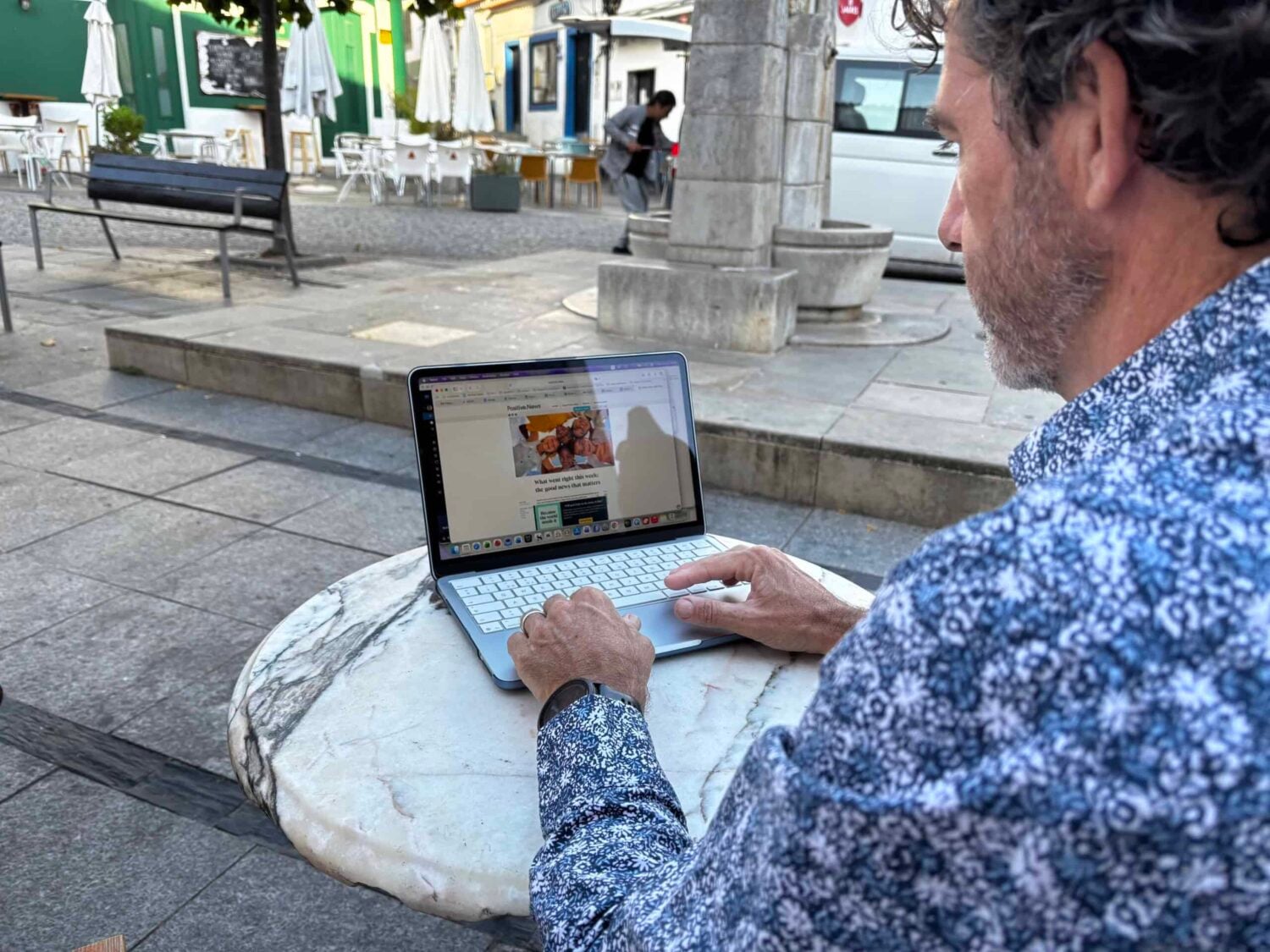 Experiment: Poți trăi cu adevărat fără știri negative? Un jurnalist britanic a petrecut un weekend întreg citind doar jurnalism orientat spre soluții