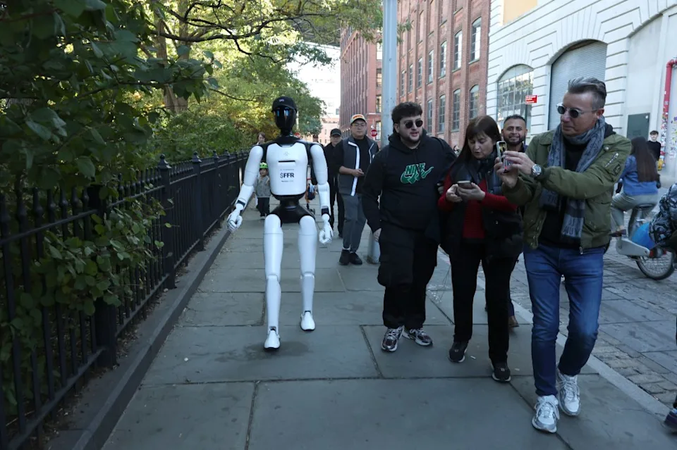 Poate un robot să devină bonă? Faraday Future testează interacțiunea unui robot de 90.000 de dolari cu adulții și copiii din Brooklyn