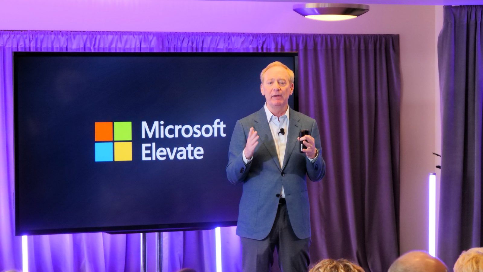 Președintele Microsoft cere reglementarea urgentă a Inteligenței Artificiale: „Până și laptele și mașinile de spălat sunt mai reglementate”