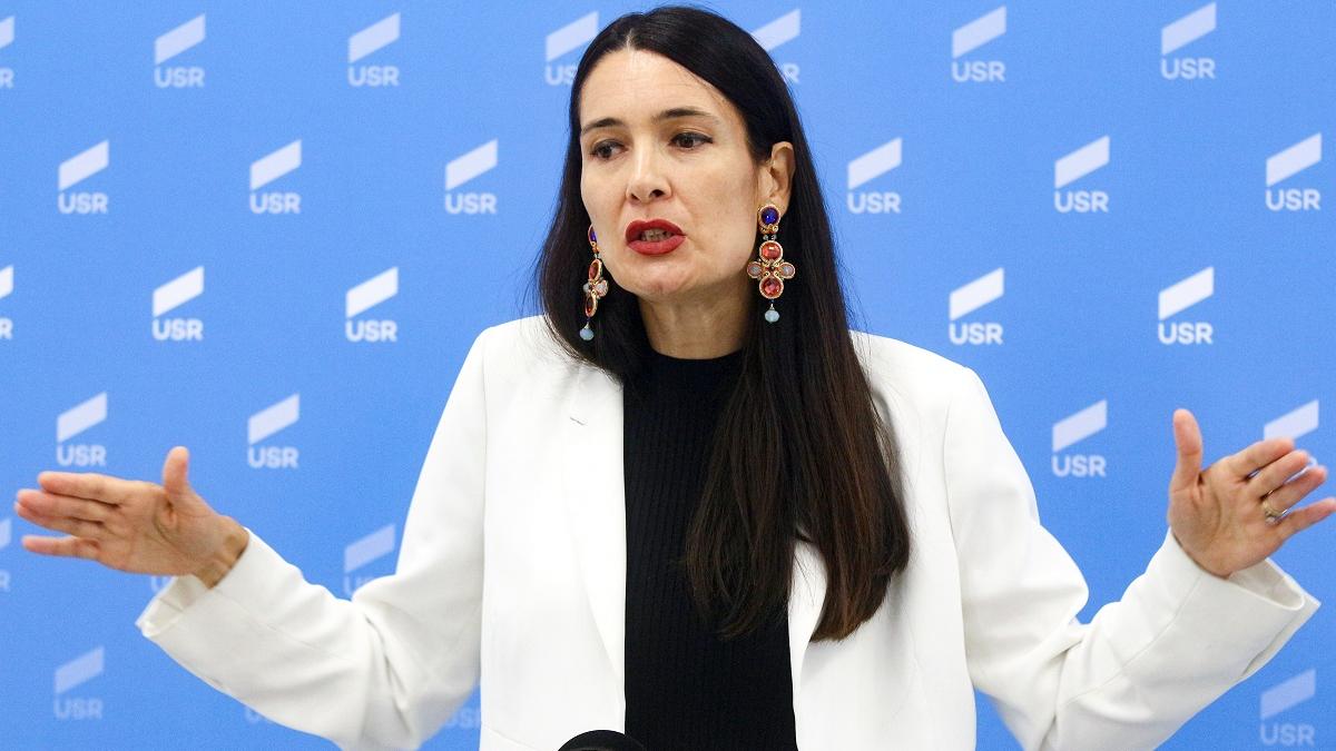 Clotilde Armand oferă 1.000 de euro recompensă pentru un exemplar din cartea lui Sorin Grindeanu