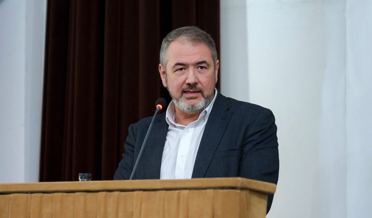 Ministrul Educației, Sorin Costreie, vrea telefoanele scoase din clase: Telefoanele în clasă distrag atenția