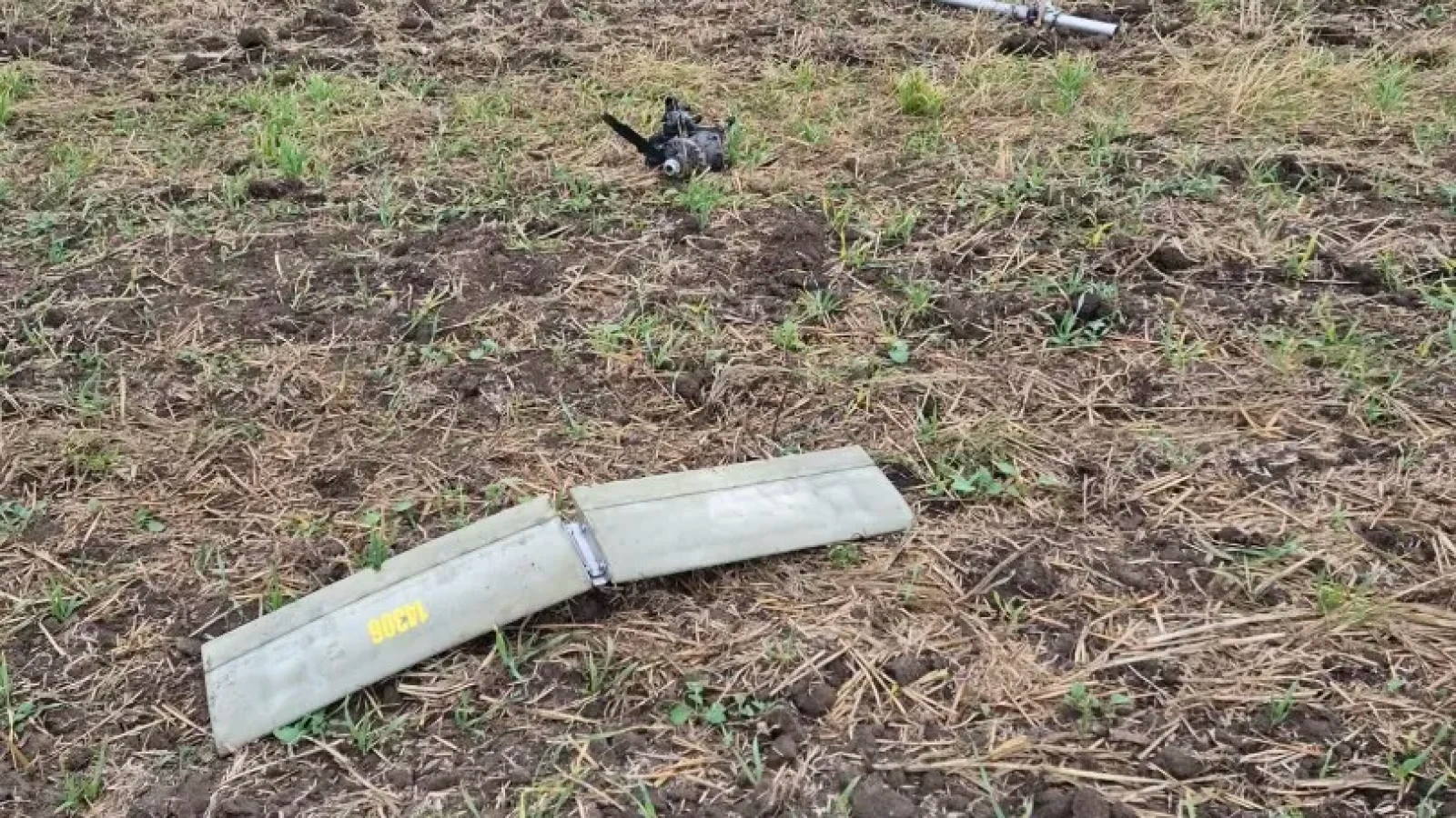 Resturi de dronă au fost descoperite pe un câmp din Buzău. MApN și SRI fac verificări