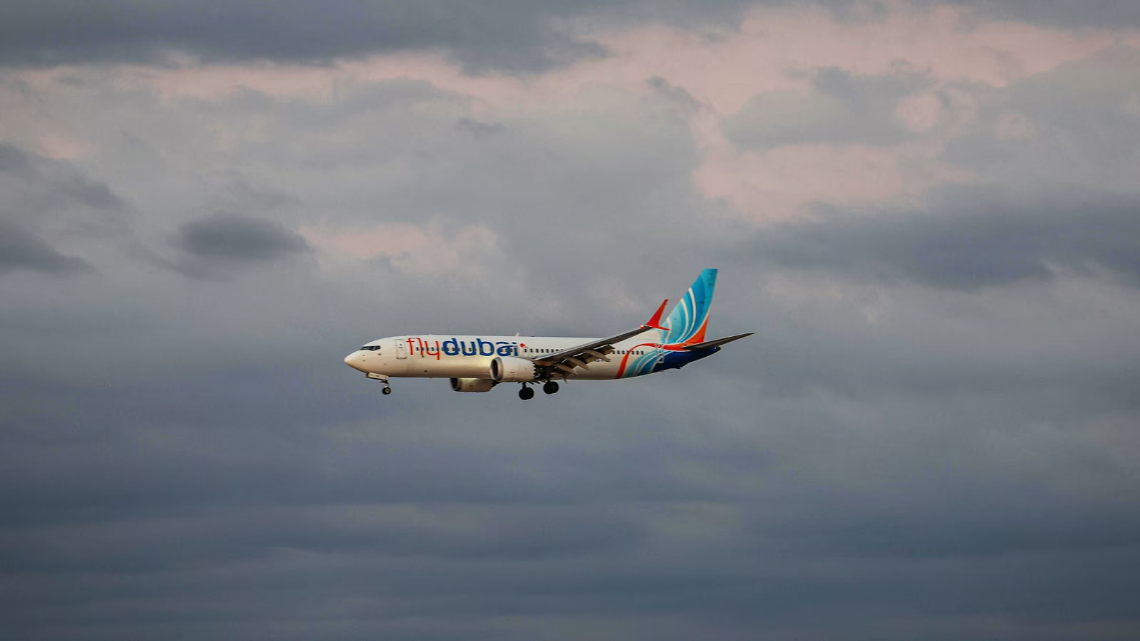 Emiratele Arabe Unite califică oficial atacul de la bordul avionului FlyDubai drept „act terorist”. Trump și Netanyahu avertizează că „Iranul va plăti un preț greu” dacă e găsit vinovat