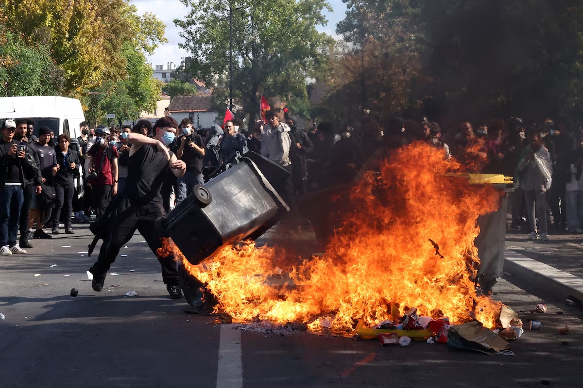 Proteste violente în Franța, zeci de mii de elevi și profesori cer mai mulți bani pentru Educație: „Demisia, Macron”. Trump intervine și dă vina pe islamism