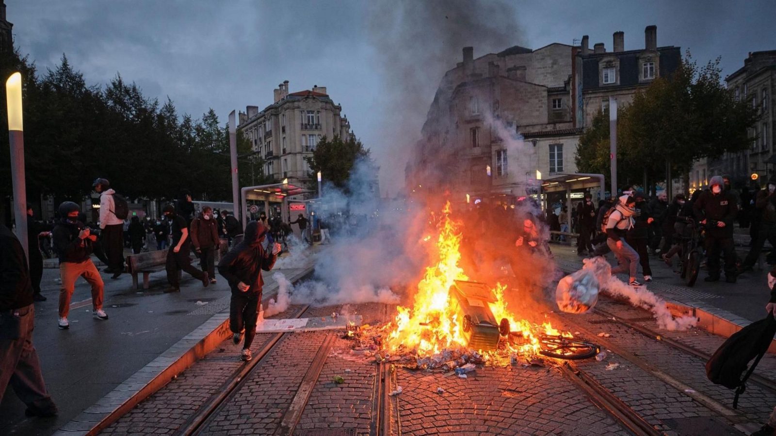 Le Monde: Putin încearcă să profite de protestele violente din Franța. Cum manipulează rețelele rusești imaginile revoltelor