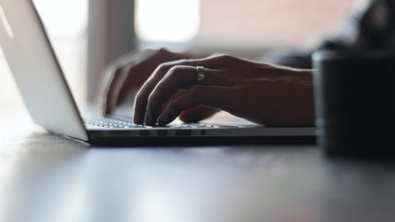 România investește miliarde de euro în digitalizare, dar cetățenii continuă să piardă timp la ghișeu. Guvernul vrea 5 milioane de utilizatori ai identității electronice până în 2028