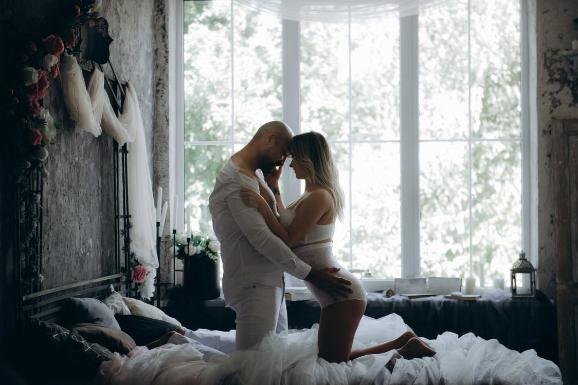 De ce ne este greu să vorbim despre sex și intimitate? Sexy Book Club folosește romanele erotice pentru a deschide conversații despre dorințe și limite