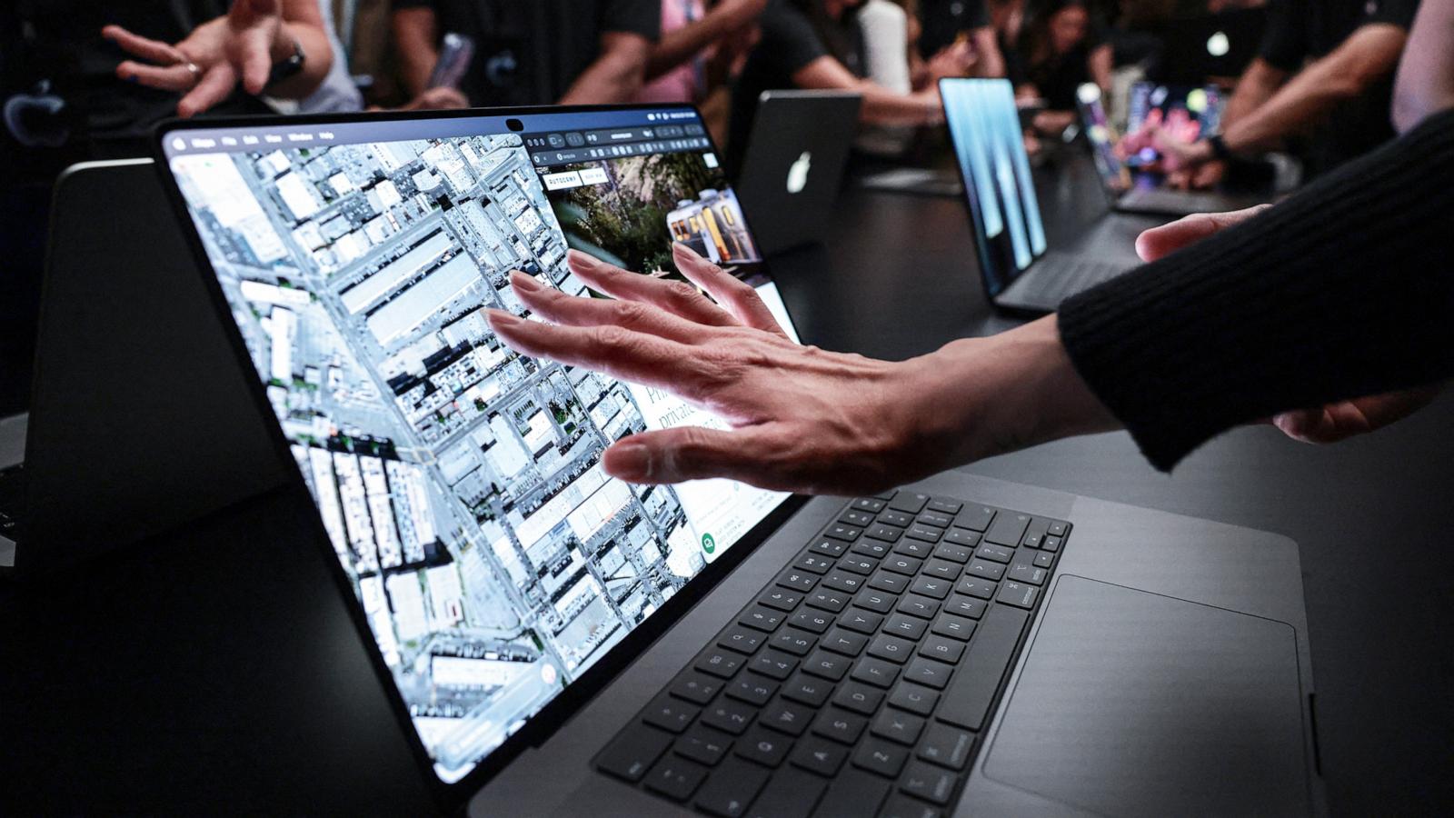 Apple lansează primul MacBook cu touchscreen din istoria companiei. Prețul pornește de la 2.900 de dolari