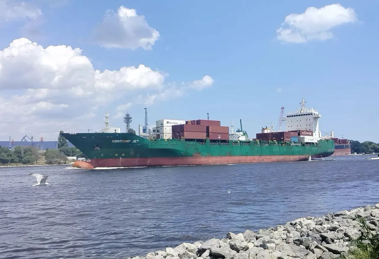 O navă portcontainer care se îndrepta spre Constanța a fost atacată de trei drone, în largul coastelor Bulgariei. Atacul a avut loc chiar în timpul reuniunii miniștrilor Apărării din România, Bulgaria și Turcia