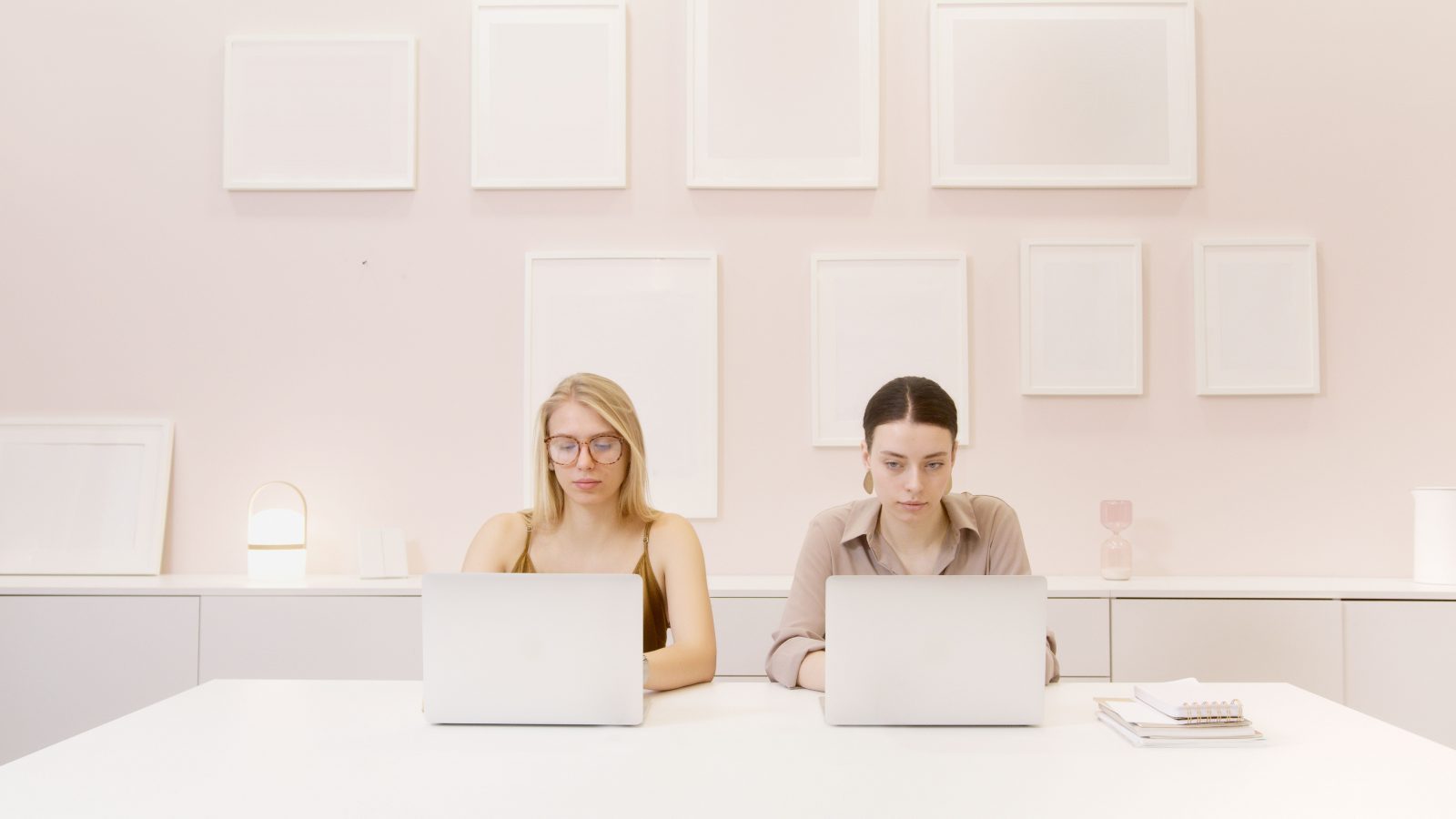 STUDIU. Unul din cinci antreprenori români se simte invizibil. 94% dintre antreprenori cred că imaginea personală ajută afacerea