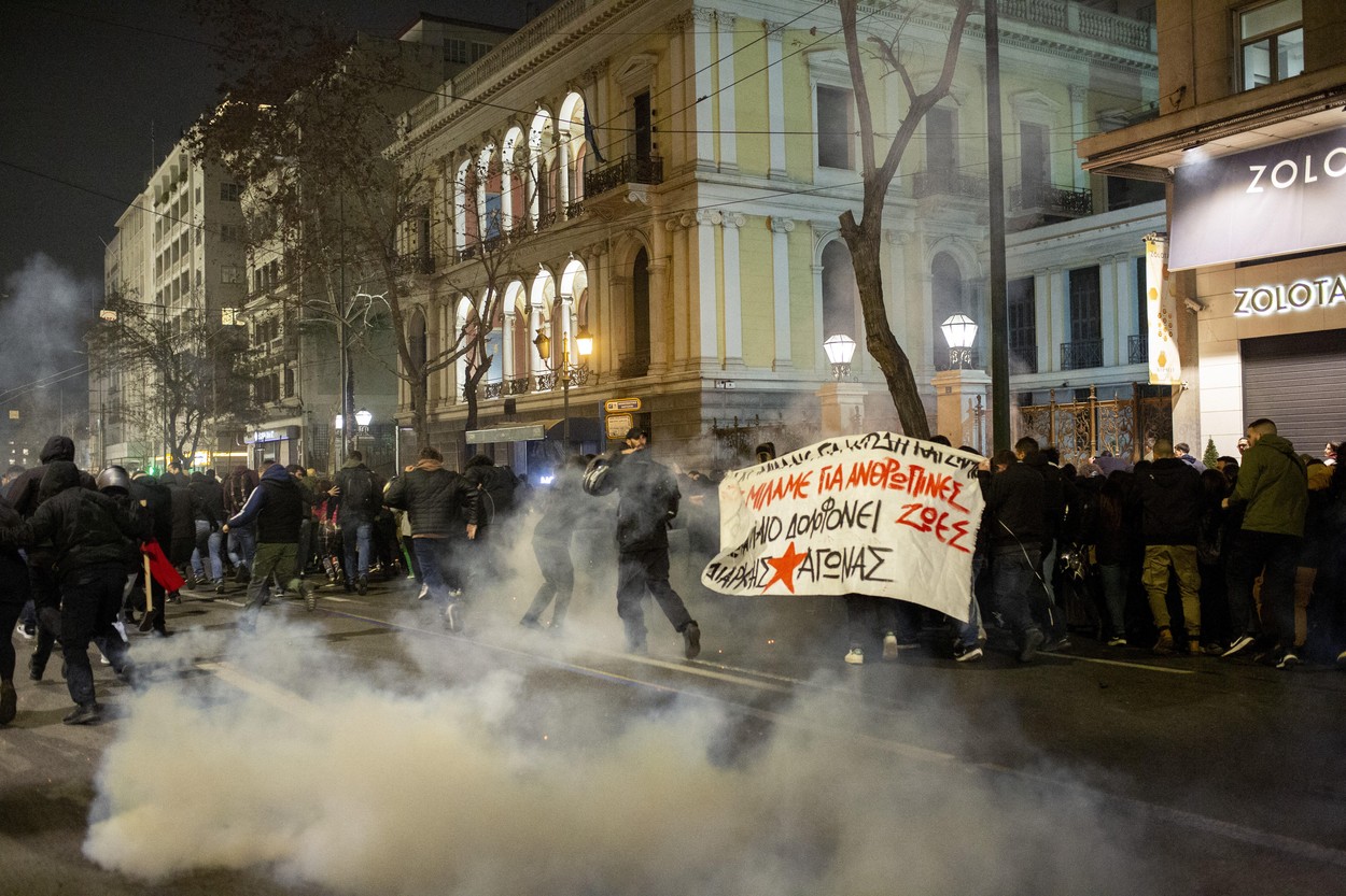 Grecia se alătură valului de proteste din Europa. Elevii, studenții și profesorii ies în stradă din cauza scumpirilor