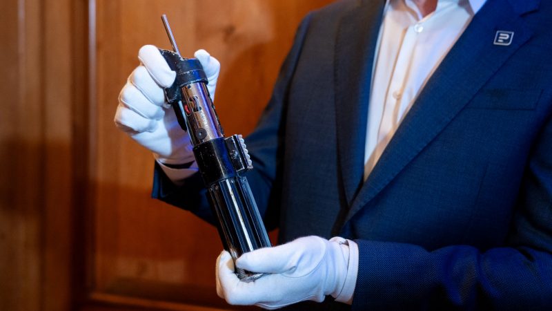 Sabia lui Darth Vader este scoasă la licitație. Prețul pornește de la 1 milion de dolari