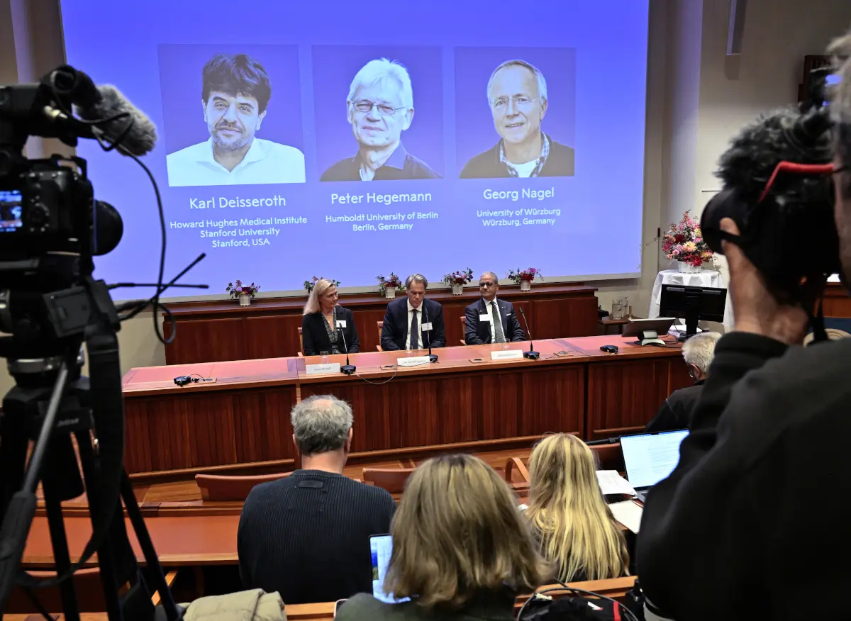 Karl Deisseroth, Peter Hegemann și Georg Nagel au câștigat Premiul Nobel pentru Medicină 2026 pentru cercetările privind optogenetica și controlul celulelor nervoase cu ajutorul luminii