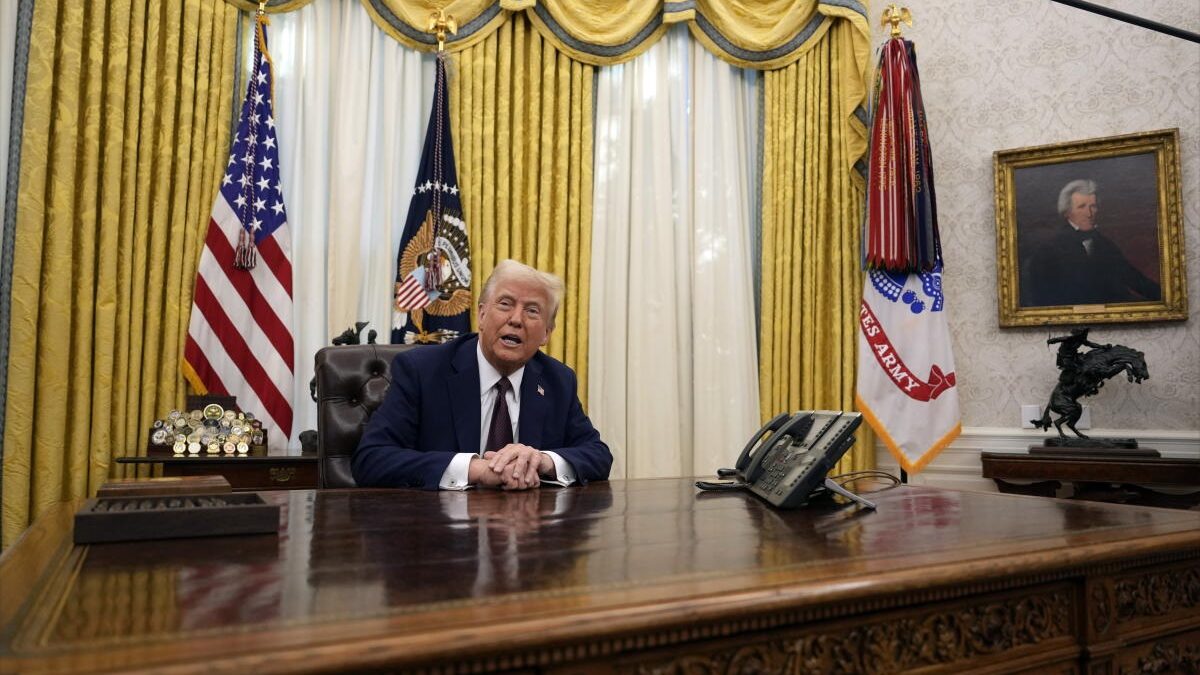Trump avertizează că oricine continuă să folosească termenul de „Inteligență Artificială” în loc de „Super Inteligență” va fi considerat „DUȘMANUL” Statelor Unite