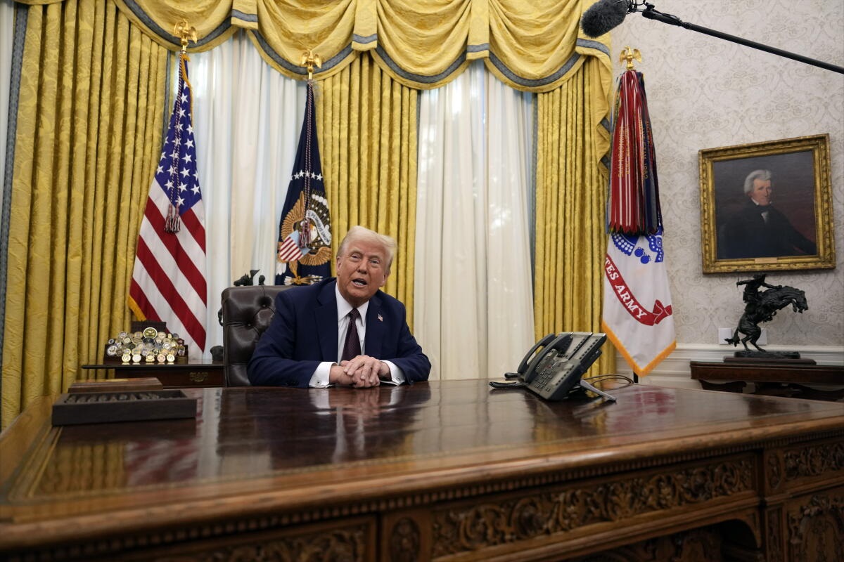 Trump avertizează că oricine continuă să folosească termenul de „Inteligență Artificială” în loc de „Super Inteligență” va fi considerat „DUȘMANUL” Statelor Unite