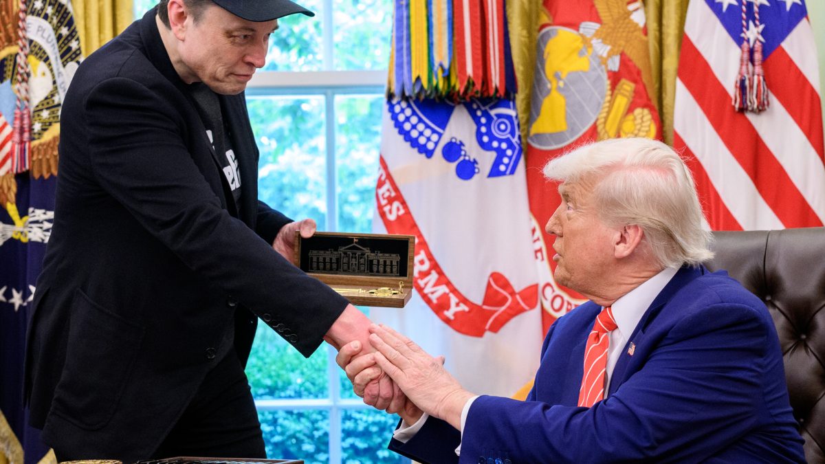 Donald Trump îl decorează pe Elon Musk cu Medalia Națională pentru Știință. Momentul vine după ruptura publică dintre cei doi