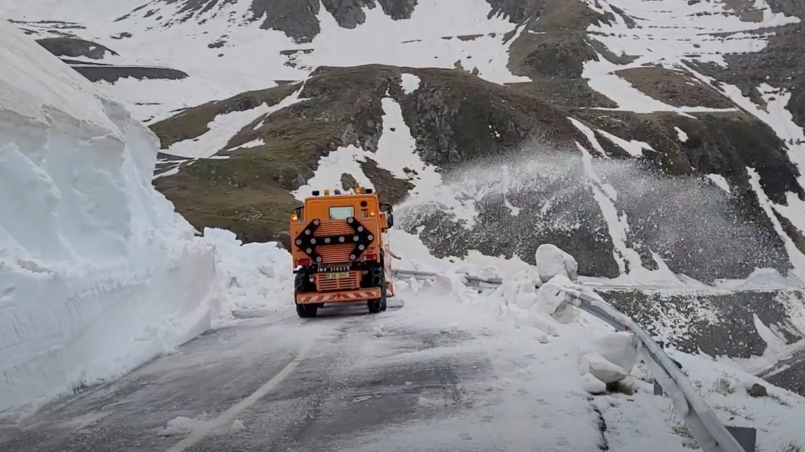 DRDP Brașov intervine cu mai multe utilaje după ninsorile abundente de pe Transfăgărășan